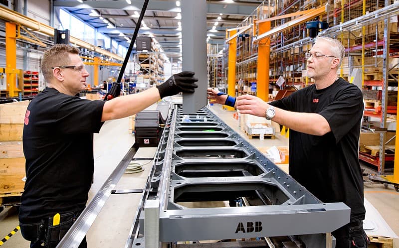 Hantverk. I robotfabriken är det inte robotarna som gör jobbet. Det nödvändiga finliret finns i montörernas händer. ”Man måste småfibbla lite”, säger Peter Hill och Johnny Olsson som monterar en åkbana för robotar. ”Vi bygger bort andras jobb, tyvärr. Det känns lite dubbelt”. 