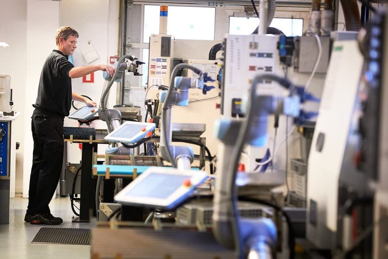 På Trelleborg Sealing Solutions i Helsingör jobbar de nya robotarna alldeles intill människor av kött och blod. Operatören Steen Larsen kan sköta uppemot åtta robotar som jobbar med CNC-maskiner, där tätningsringarna svarvas. Foto: STEFAN LINDBLOM