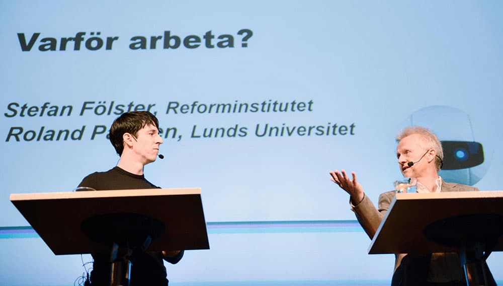 Roland Paulsen och Stefan Fölster diskuterade på Stora Robotdagen. Foto: Sanna Källdén