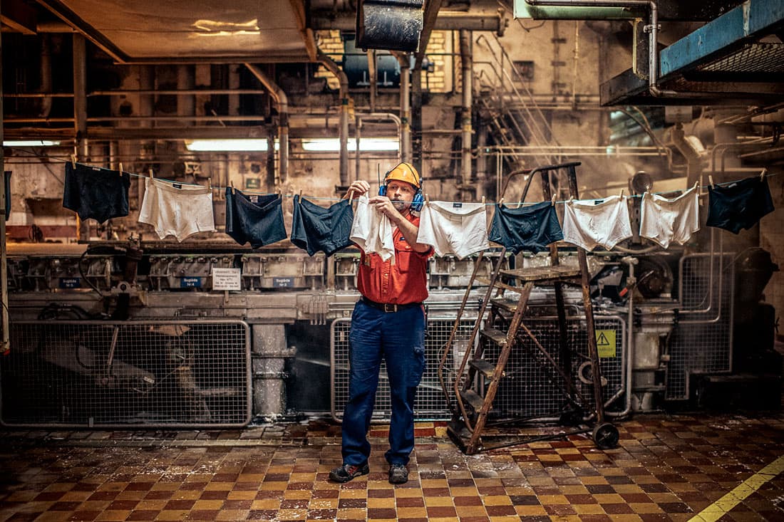 Ulf Hermansson är torkmaskinsförare på bruket i Domsjö. Bakom honom en bred ränna där rå, ångande dissolvingmassa med 98 procents vattenhalt rinner in. Foto: David Lundmark