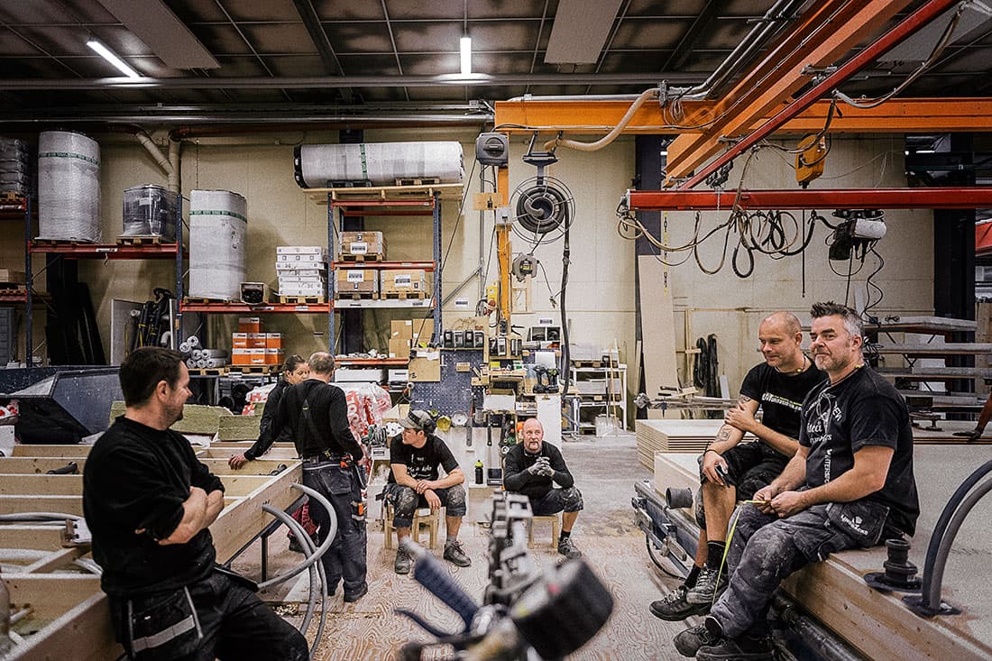 Golvteamet tar paus från badrumsgolven och hårdrocken. Då hinner de diskutera musik, jakt och hockey. Och om den gemensamma resan i slutet av sommaren. Golvteamet ska tillsammans bestiga Kebnekaise. Foto: David Lundmark