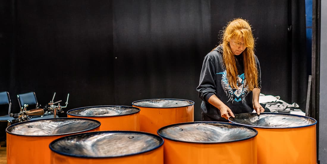 ”Jag var såld direkt” Carol Dahlberg ställer sina steelpans i rätt ordning inför en repetition med Panoply Steelband. Efter att en provapåkväll är hon helt såld på instrumentet och den västindiska musiken. Foto: David Lundmark