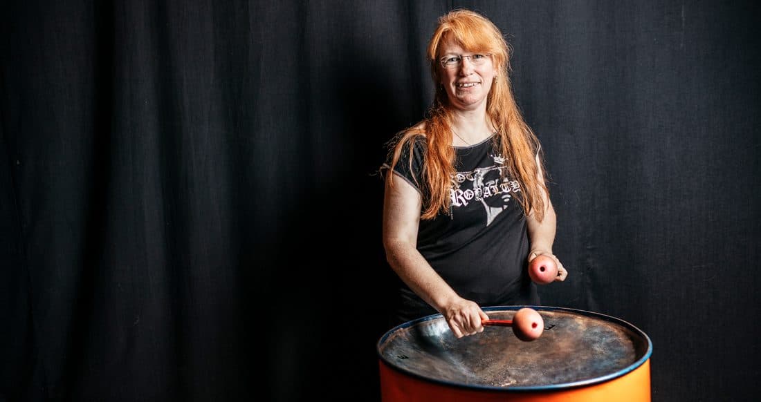 ”Jag kommer alltid att spela. Nånting. Så länge jag kan röra läpparna eller använda armar och fingrar”, säger Carol Dahlberg som på sin fritid spelar tre musikinstrument. Foto: David Lundmark