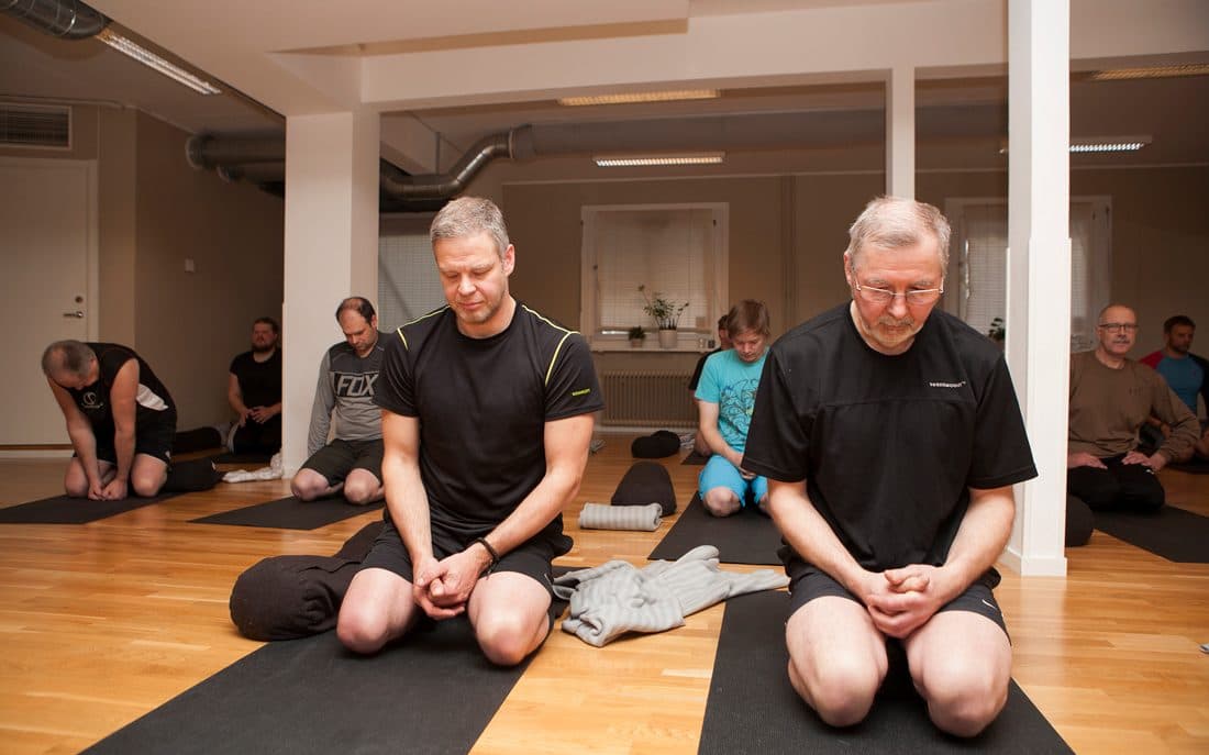 Riktigt bra. Så tycker Peter Danielsson och Börje Holmblad om yoga, som de testar för första gången under en träff i Falun. Foto: Karin Thoring
