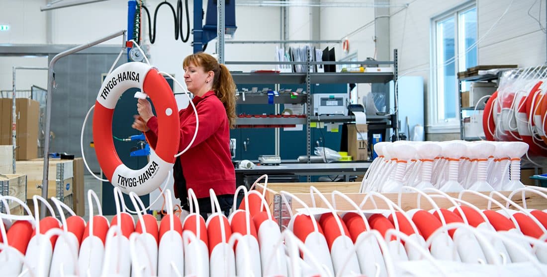 ”Förr skickades papper hit och dit, då hade få överblick. Nu är det annat; med digitaliseringen har operatörerna full koll på hela produktionen”, säger Eja Jysky, operatör på Fristad Plast. Foto: Anna Sigge
