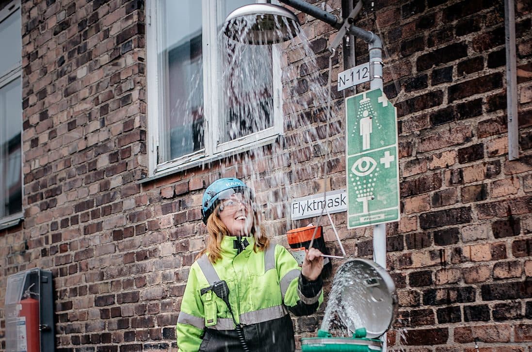 Emma Davidsson testar nödduschen vid ”Ättikan” – där en gång Perstorpsättikan tillverkades. Halva dagen sitter processoperatörerna i kontrollrummet, andra halvan är de ute i tillverkningen. Foto: David Lundmark