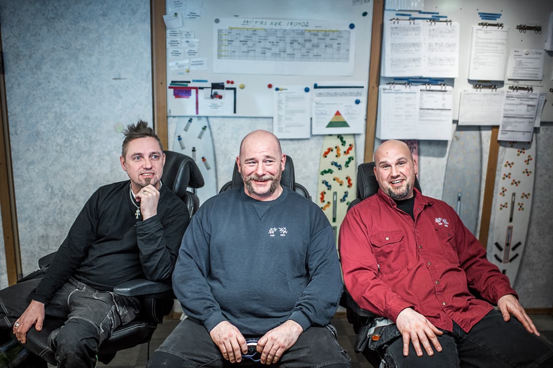 Mikael Grimvinge, Mats Olsson och Daniel Ettorsson övervakar tillverkningen av specialkemikalierna TMP och Neo. Foto: David Lundmark