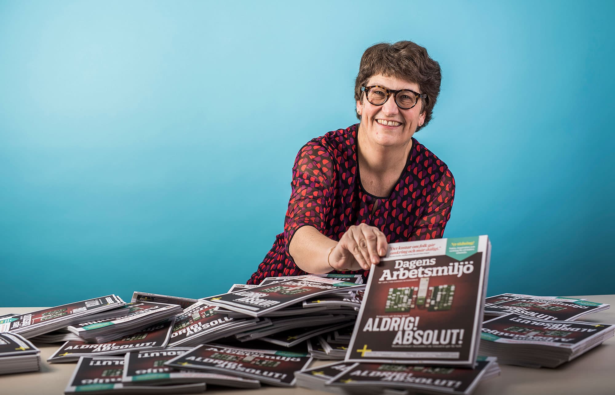 Chefredaktör Helle Klein med tidningen Dagens Arbetsmiljö