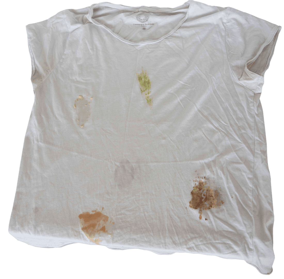 T-shirt med fläckar