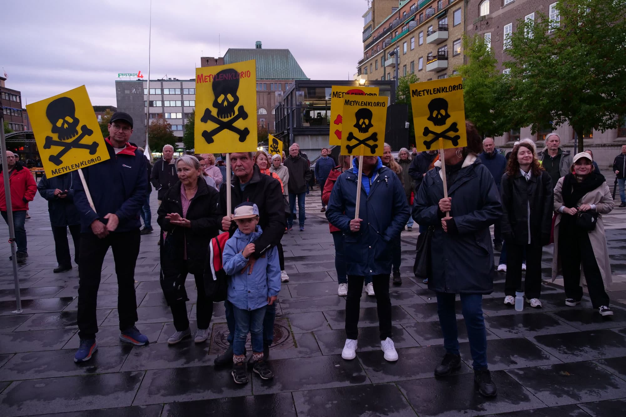 Eskilstunaborna protesterar mot Senior Materials fabrik. Foto: Andreas Rocksén.
