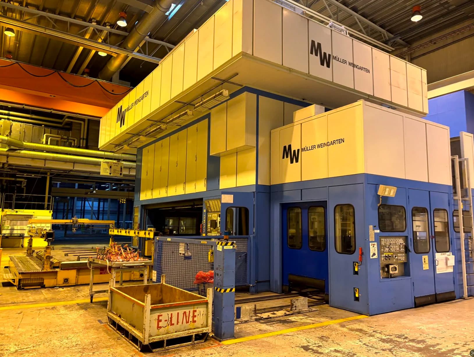 Press av Müller Weingarten. På auktionshemsidan framgår att transportkostnad ej ingår i priset, så ett bra släp behövs nog om du vill köpa denna hundratals ton tunga maskin. Foto: Surplex