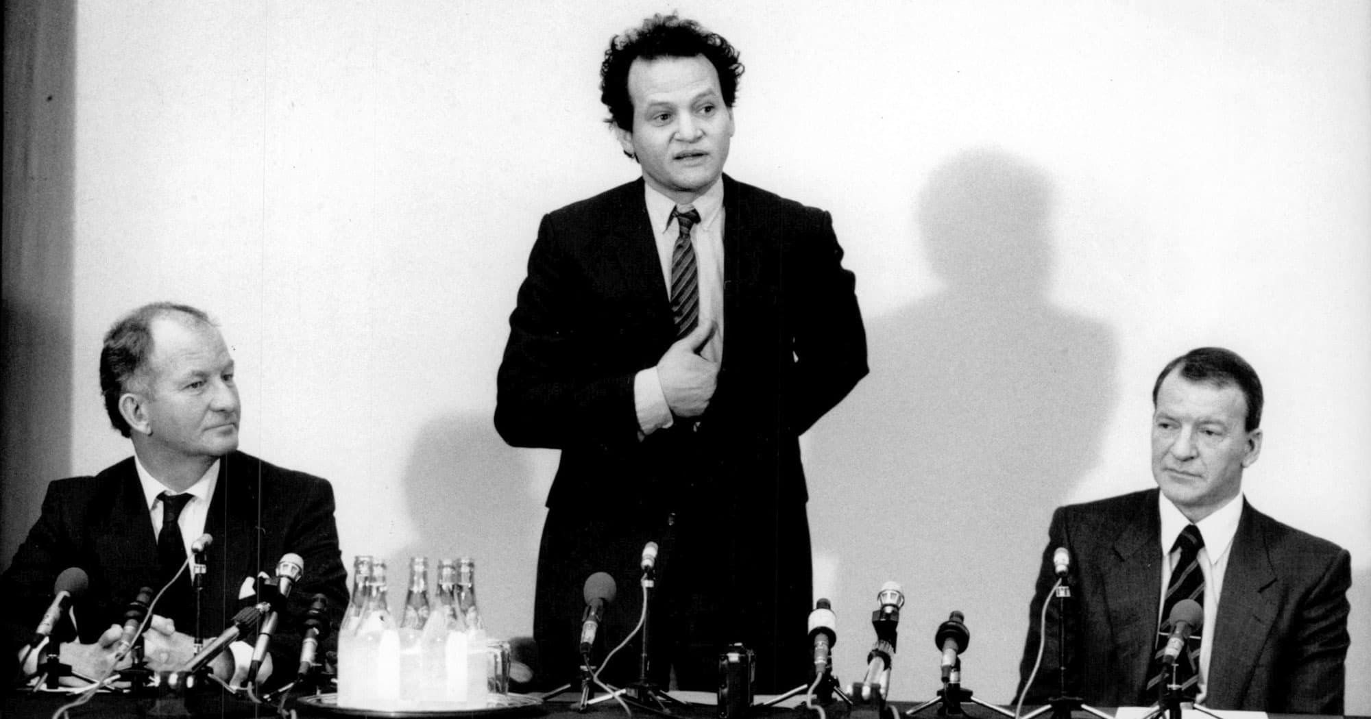 Ove Sundberg, styrelsemedlem Fermenta, Refaat El-Sayed, vd Fermenta och Pehr G. Gyllenhammar, styrelseordförande i Volvo på en presskonferens 1986. Foto: Ingvar Karmhed/SvD/TT