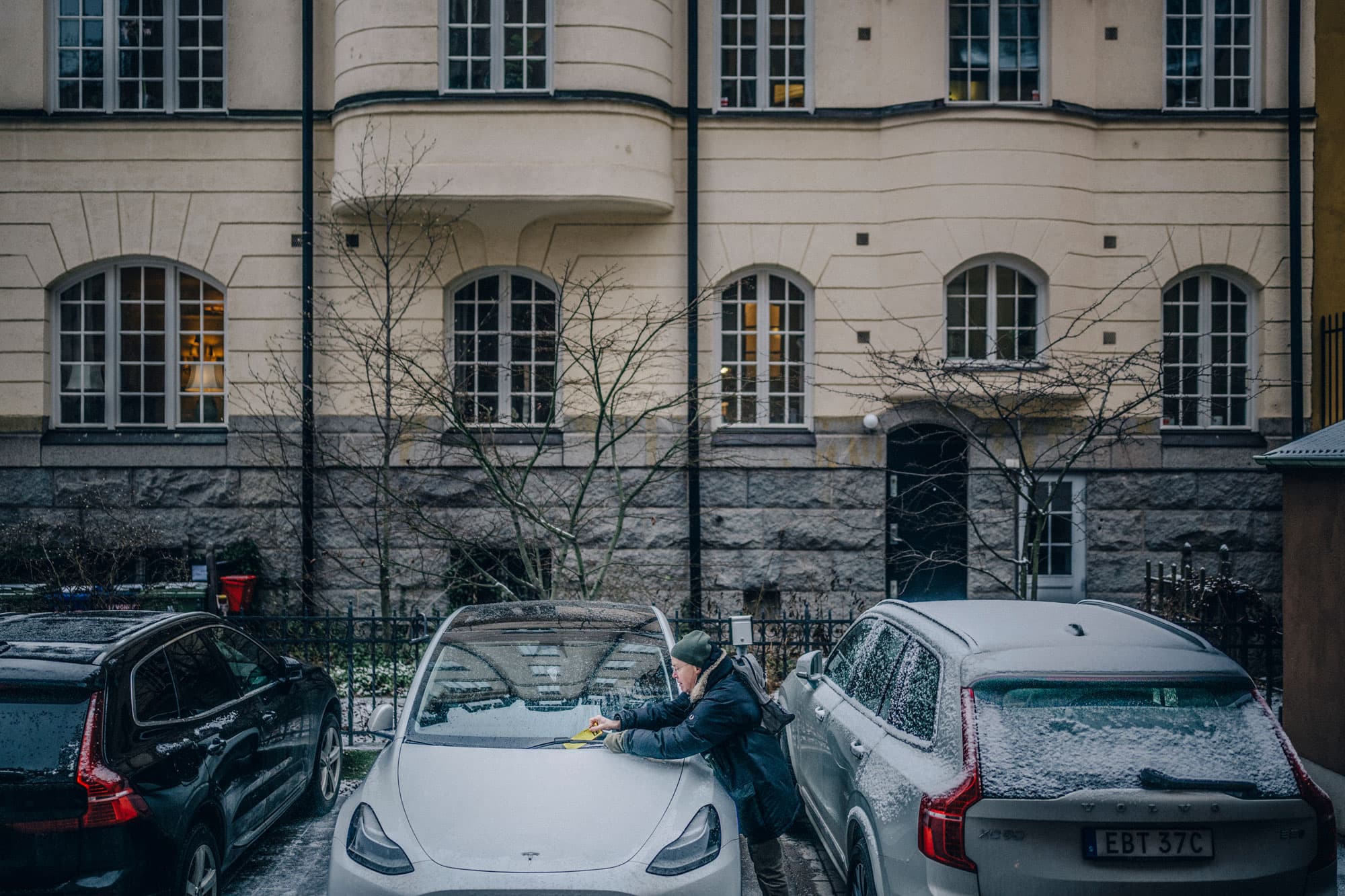 Erik Dahlrot lappar en Tesla