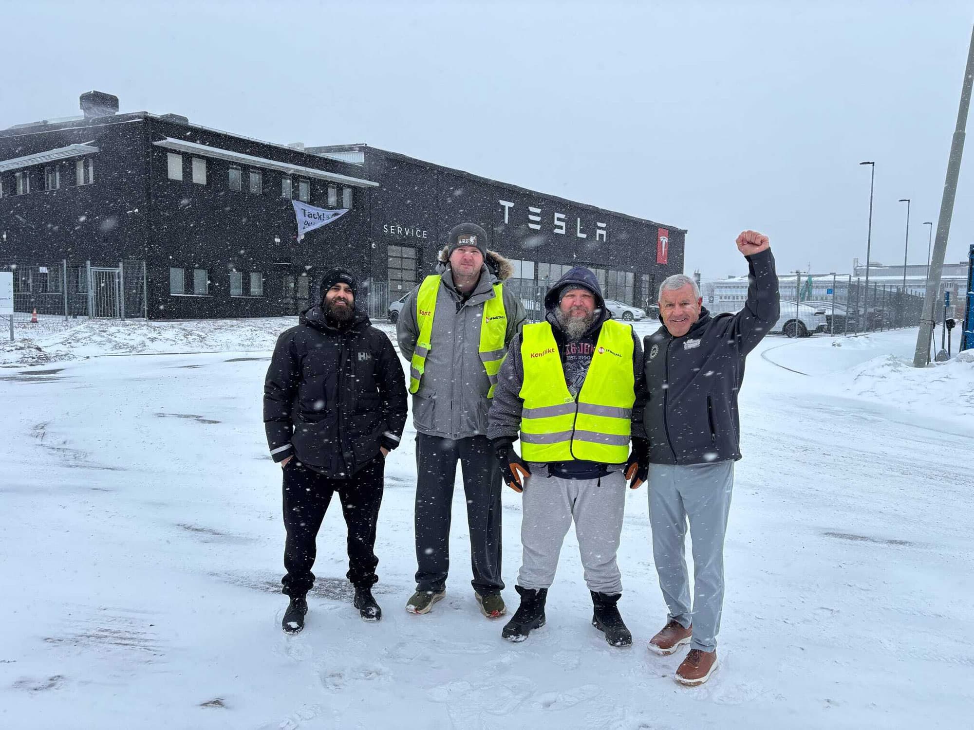 Strejkvakterna Marcus Livh och Gard Dahle får besök av amerikanska facket. Foto: Facebook
