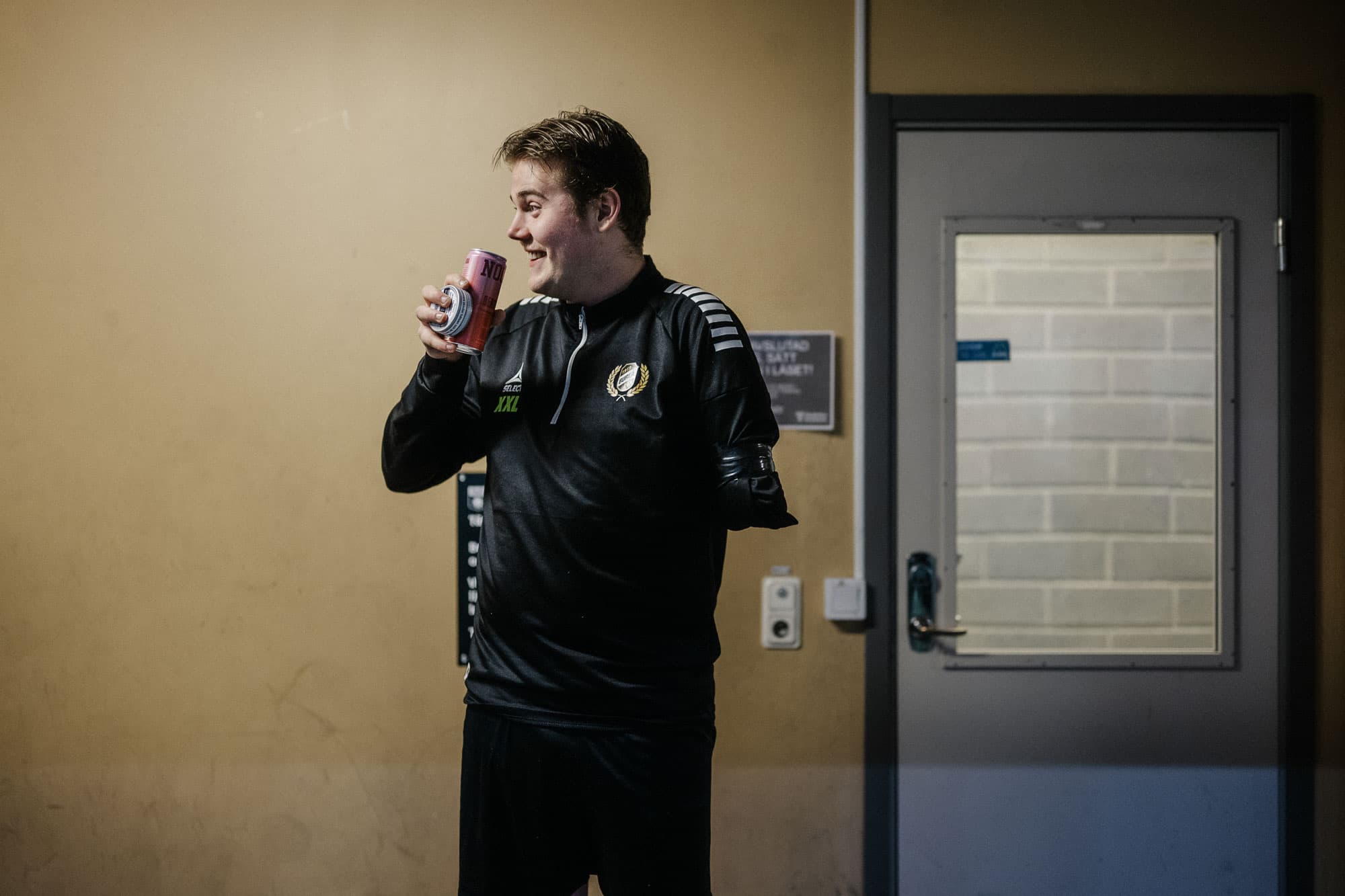 Vätskeersättning. Arvid pustar ut efter träningen. Foto: David Lundmark