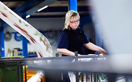 Vagnarna med plastfilm är tunga att få i rullning. Veronica Nilsson flyttar många varje dag. Kanske borde även det gå att lösa på ett bättre sätt, funderar hon. Foto: ØYVIND LUND