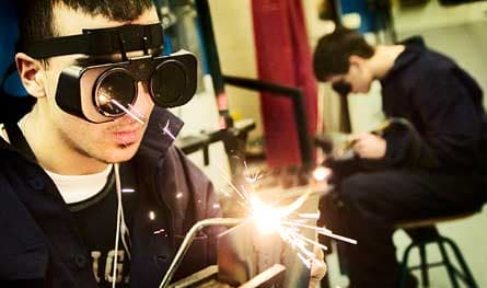 Elev svetsar vid industriprogrammet på Lindholmens Gymnasium i Göteborg. 9 200 gymnasieelever går just nu en industriutbildning. Företagens behov är större än så. Foto: SCANPIX