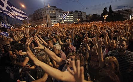 Tusentals demonstrerar utanför det grekiska parlamentet. Foto: LEFTERIS PITARAKIS