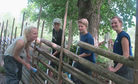 Madelen Ahlinder, Andreas Larsson, Markus Eriksson, Alexandra Gillberg är fyra av 79 ungdomar som under fyra veckor får stifta bekantskap med stålindustrin i allmänhet och järnverket i Degerfors i synnerhet. Introduktionen varvas med underhållsarbete – som att fixa gärdgården vid personalgården Lia. Foto: HARALD GATU