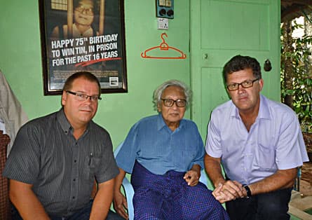 Leif Mettävainio (till vänster) och Erik Andersson i oppositionspolitikern U Win Tins hem. Trots att han släppts fri bär han fängelsekläder för att visa att "Burmas folk är fångar i sitt eget land". Foto: PRIVAT