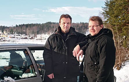 Låg a-kassa är det svårt att få ekonomin att  gå ihop. En bil kostar pengar men den är ett  måste i Bengtsfors. Tomas Hammarström och Per Gustafsson tog Volvon över gränsen till norska Halden och knackade dörr på industriföretag i jakt på jobb.   Foto: TOMMY LÖFGREN