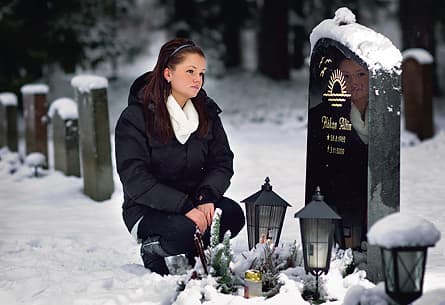 Håkans döttrar väntar fortfarande på svar. Varför dog pappa på jobbet? Foto: ROGER VIKSTRÖM