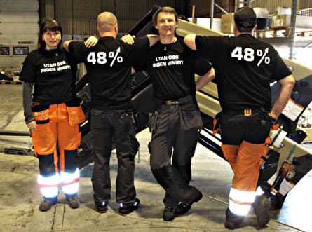 Jane Rosén, Mats Sandström, Nils Göthe och Roger Lindberg visar de nya tröjorna. Foto: PRIVAT