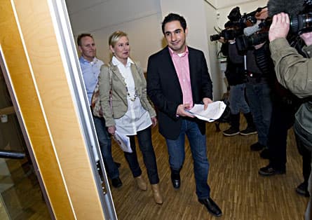 Kriskommissionens Anna Johansson och Ardalan Shekarabi presenterade rapporten på Socialdemokraternas högkvarter på Sveavägen i Stockholm. Foto: SCANPIX