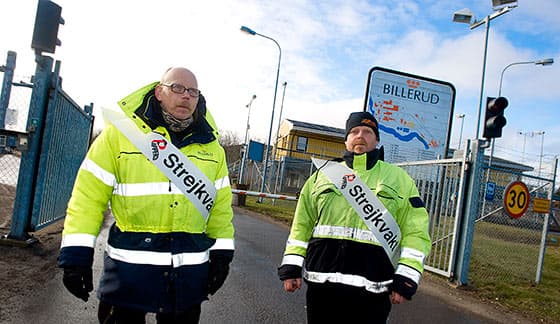 Strejkvakterna Micael Hallberg och Roger Wall utanför Skärblacka bruk, som var ett av de sex pappersbruk som togs ut i strejk under förra avtalsrörelsen.  Foto: JONAS EKSTRÖMER