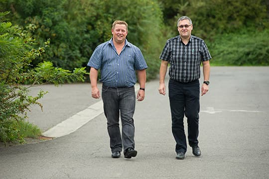 Vem är arbetare och vem är tjänsteman? I Belgien är skillnaden fortfarande stor. Åtminstone vad gäller arbetsvillkoren. Till vänster Elvi Soppelsa, till höger Jean Noël.  Foto: CYRILLE GUIR 