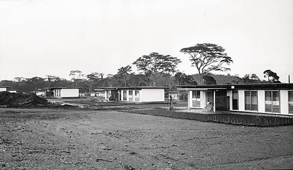 Ett av de stora malmloken son transporterade malmen från gruvan i Nimba till malmhamnen i Buchanan. bilden är från 1963. Foto: SCANPIX
