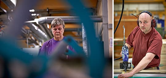  "Hela samhällsekonomin är beroende av att det byggs. Det är byggindustrin som håller allt i gång", säger Joakim Titusson (t.h). Monica Airosto (t.v) har jobbat på Myresjöhus sedan såglinjen i närliggande Korsberga lade ner 1999.  Foto: HANS RUNESSON