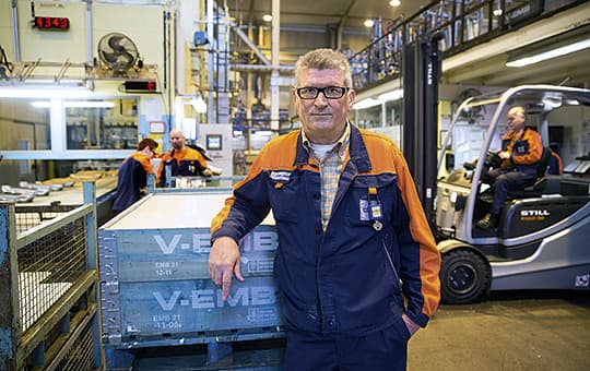 Stålhättan var det som räddade Ante Jonjic från att få foten krossad under en truck. På Volvo i Olofström rapporteras det över 1 000 truckrelaterade incidenter varje år. Foto: HANS-PETER BLOOM