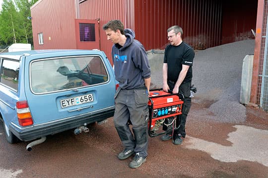 Som medlem i klubben kan Håkan Larsson låna ett elverk över helgen när han ska gjuta plintar till sitt fritidshus. Fredrik Bysell-Hållestam från klubbstyrelsen hjälper till att bära. Foto: NISSE SCHMIDT