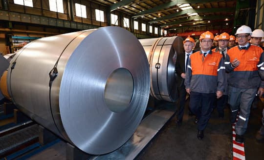 Lilla staden Florange i nordöstra Frankrike har blivit en symbol för kampen mot företagsnedläggningar. I september besökte president François Hollande stålverket  ArcelorMittal. Vid ett tidigare besök utlovade han förbud mot att lägga ner lönsamma industrier. Nu kommer Florange-lagen – men med betydligt mildare bestämmelser.  Foto: TT NYHETSBYRÅN