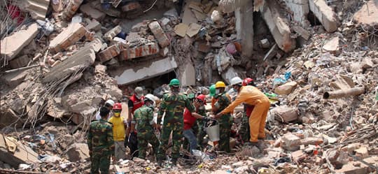 Minst 1 138 människor omkom och 2 515 skadades i rasmassorna när Rana Plaza kollapsade. Foto: TT NYHETSBYRÅN