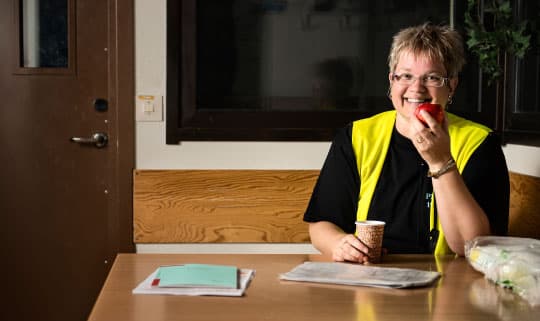  Det gäller för Jaana Kuusisto att tänka på blodsockret. En kort paus med ett äpple och ett glas vatten är ibland allt som behövs. Foto: VIKTOR FREMLING