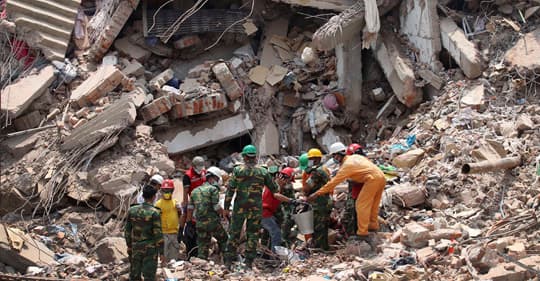  1 129 människor omkom i rasmassorna när  Rana Plaza- fabriken i Bangladesh kollapsade den 30 april, 2013.  Foto: AP