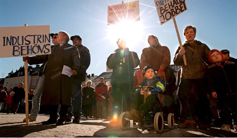 Nära 3 000 människor protesterade när Ericsson lade ned fabriken i Norrköping.  Foto: TT NYHETSBYRÅN