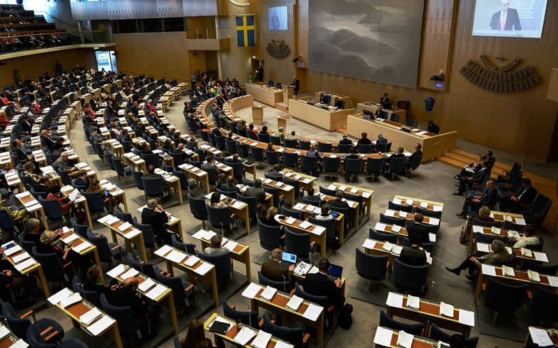 Höger, vänster eller mittemellan? Vår genomgång visar att blockpolitiken inte alltid är så tydlig när riksdagen röstar om frågor som rör arbetet. Foto: TT