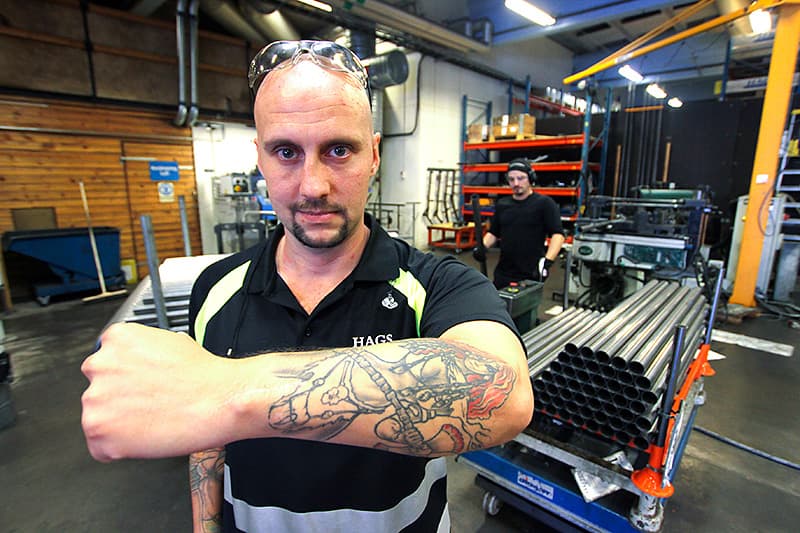 Av Peter Nordmarks skada syns bara  operationsärren på utsidan. Inuti känner han både smärtan efter operationerna och en stor besvikelse.  Foto: Lars Andersson 