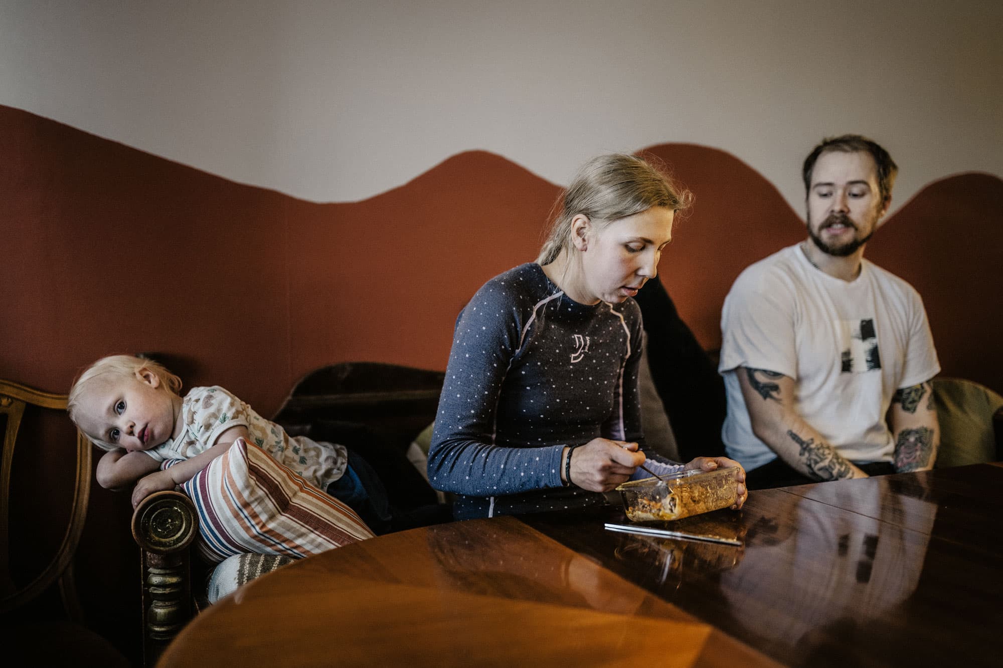 Sonen Tage med mamma Paulina och pappa Oskar. Foto: David Lundmark