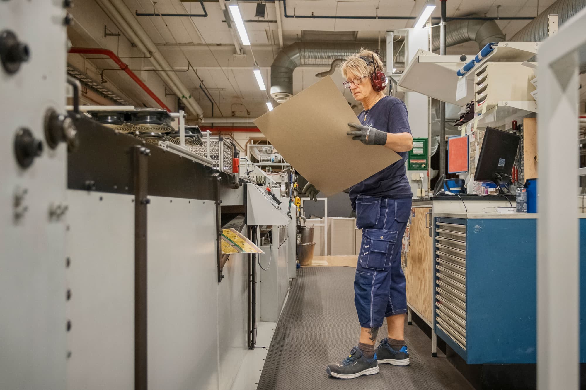 Lotta Gustafsson vid sin station på fabriken i Vetlanda. Foto: Rasmus Löfvall