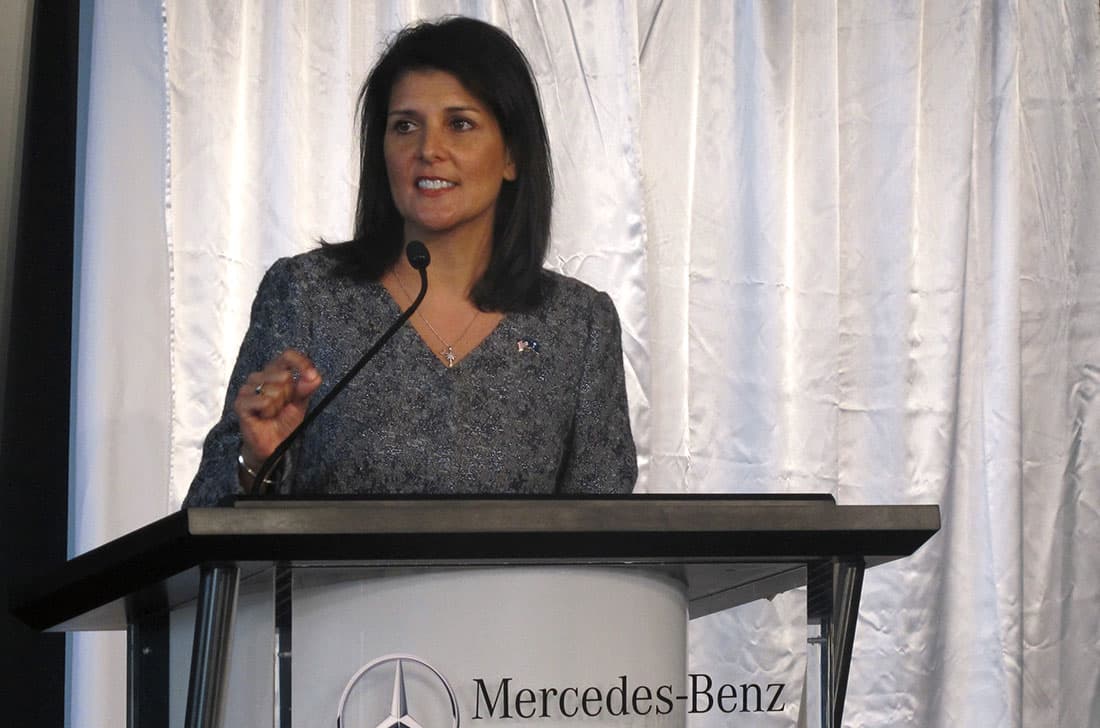 På en företagsmässa i april sa Nikki Haley att hon går i höga klackar ”inte för att det skulle vara modernt utan för att vi sparkat ut fackföreningarna alla veckans dagar så länge som jag varit med”. Foto: TT