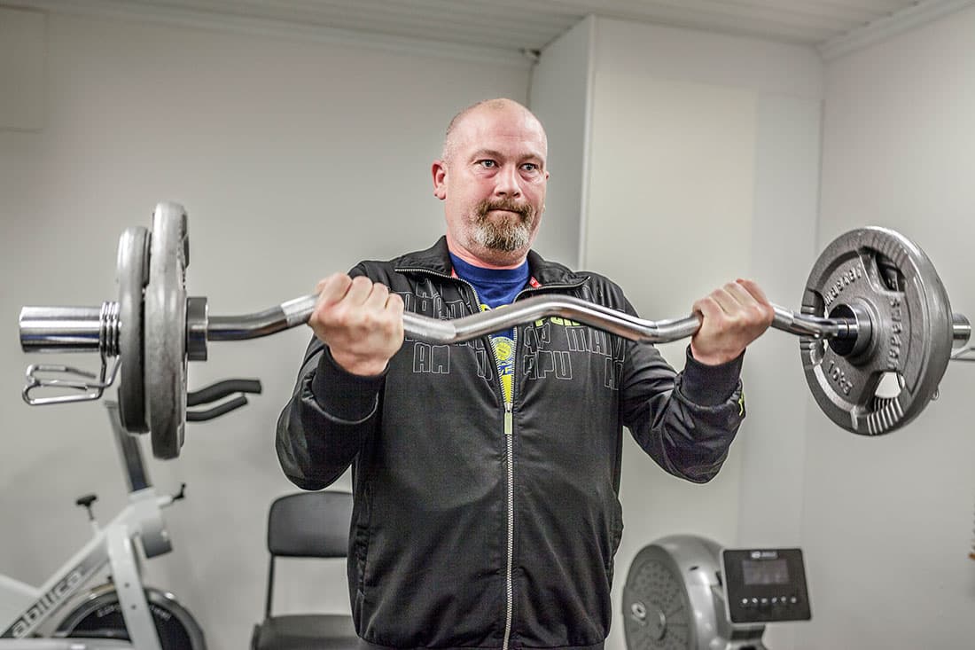 Klubbordförande Tomas Göransson kör ett pass i jobbets nya gym. Foto: Sara Kroon