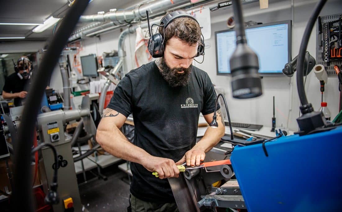 Tiny Håkansson slipar upp alla testknivar så de blir rakbladsvassa. Foto: David Lundmark