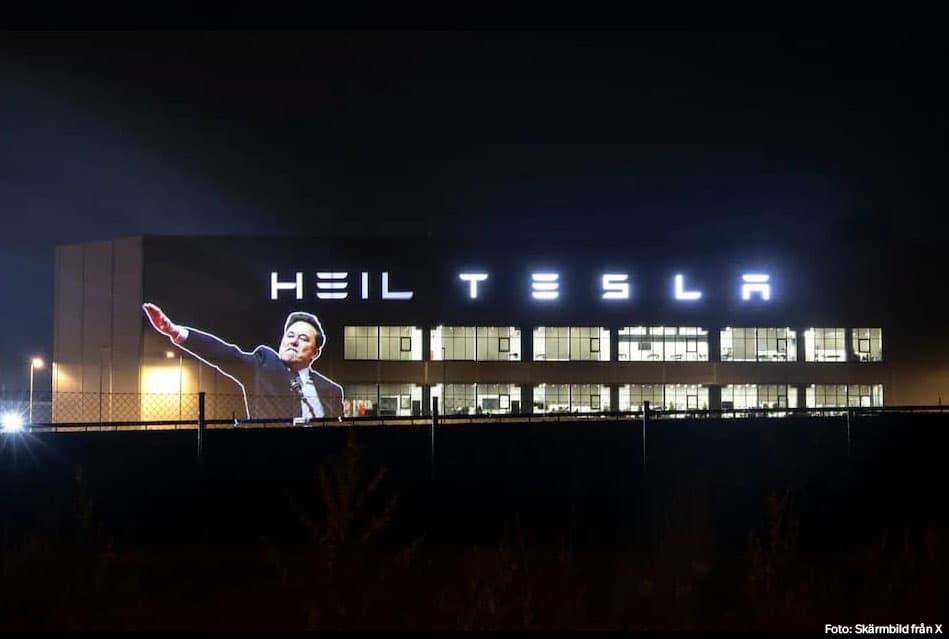 En kort tid efter att Elon Musk verkat göra Hitlerhälsningen inför världens ögon projicerade aktivister i Tyskland bilden av den till synes heilande Tesla-vd:n på företagets fabrik i Berlin. Foto: Skärmbild från X
