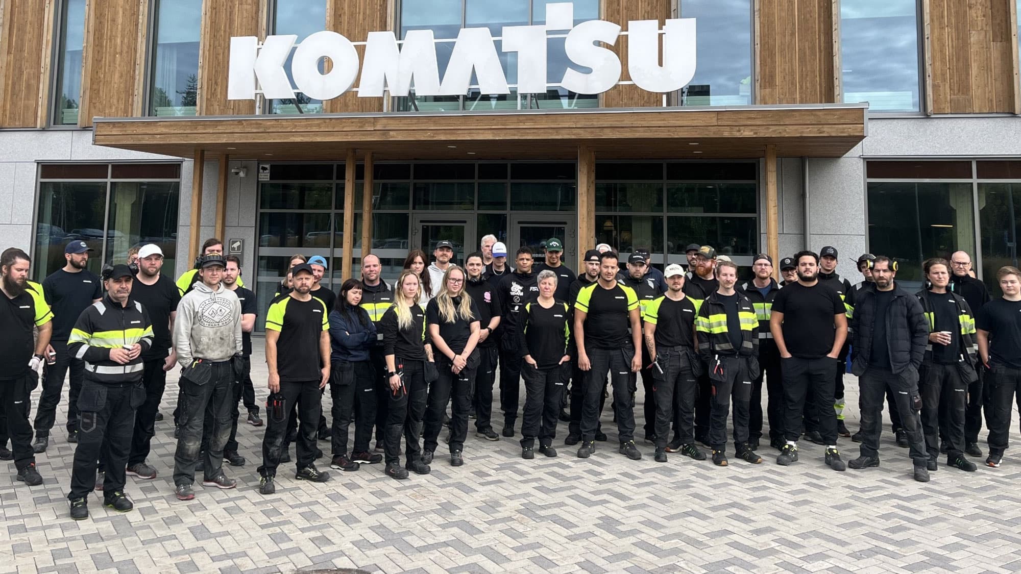 Ett 60-tal anställda har samlats utanför Komatsu i Umeå under onsdagen. Vissa ville inte synas på bild när P4 Västerbotten var först med att rapportera från platsen. Foto: Emma Garzon / Sveriges Radio