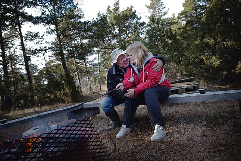 ”Hon är driftig, ger sig inte”, säger Tore om sin fru Madeleine, Madde. ”Utan henne och barnen hade det varit svårt att leva vidare.” En havsörn har alldeles nyligen passerat över deras huvuden. Foto: KARL MELANDER