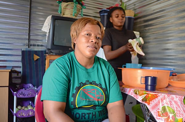 Caroline Mtshazo med 19-åriga dotter Ndileka Bululu, i sitt hem i västra Marikana i Sydafrika. Caroline har inte längre något förtroende för sin
gamla fackförening NUM, utan har gått över till konkurrerande AMCU. Foto: EVA-LOTTA JANSSON